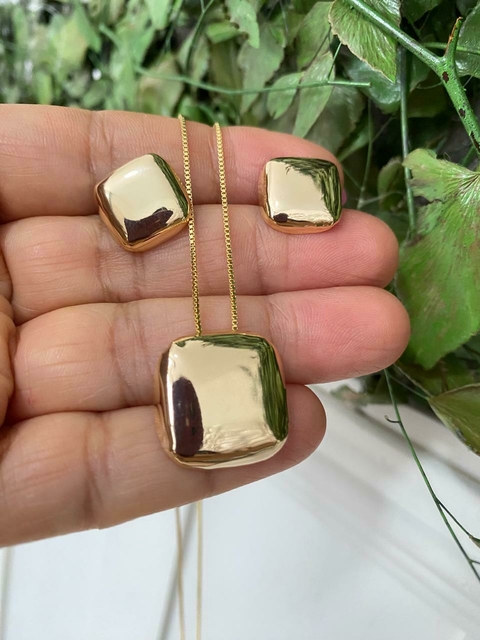 Conjunto quatro peças.