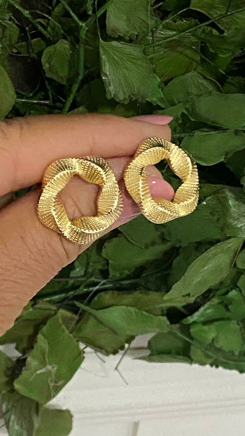 Cod;822. Brinco orgânico, todo trabalhado ,dourado escovado.