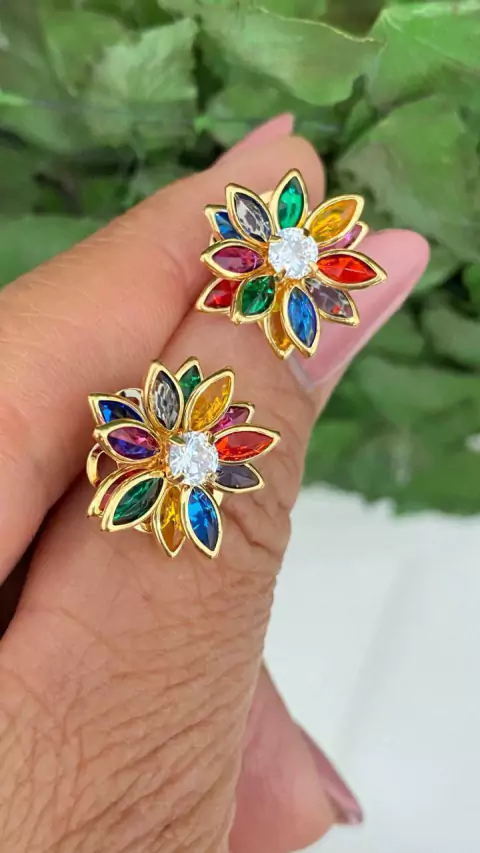 Cod 1184. Brinco pequeno, todo em pétalas coloridas, com uma zircônia. - comprar online
