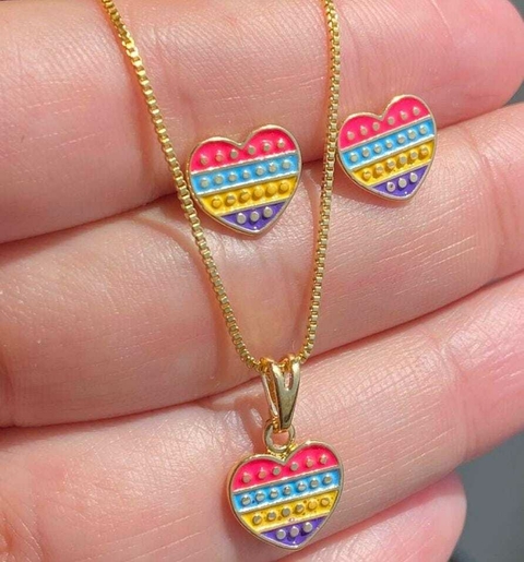 Conjunto infantil quatro peças.