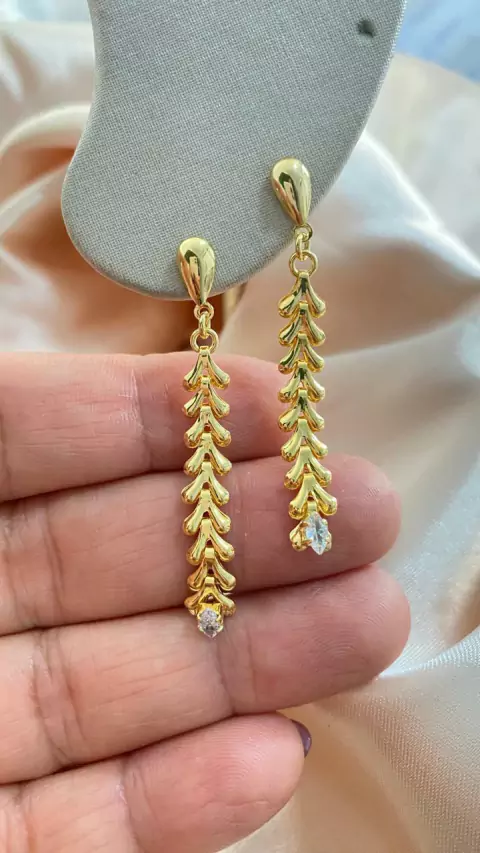 Cod 1216; Brinco tamanho médio escamas, com um pingente zircônio.