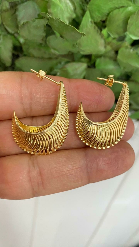 Cod 1264 . Argola tendência, tamanho médio ,toda trabalhada e vazada. - comprar online