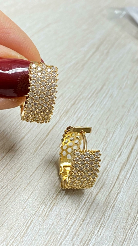 Cod 1036. Argola toda trabalhada com zircônias cravejadas frente e verso.