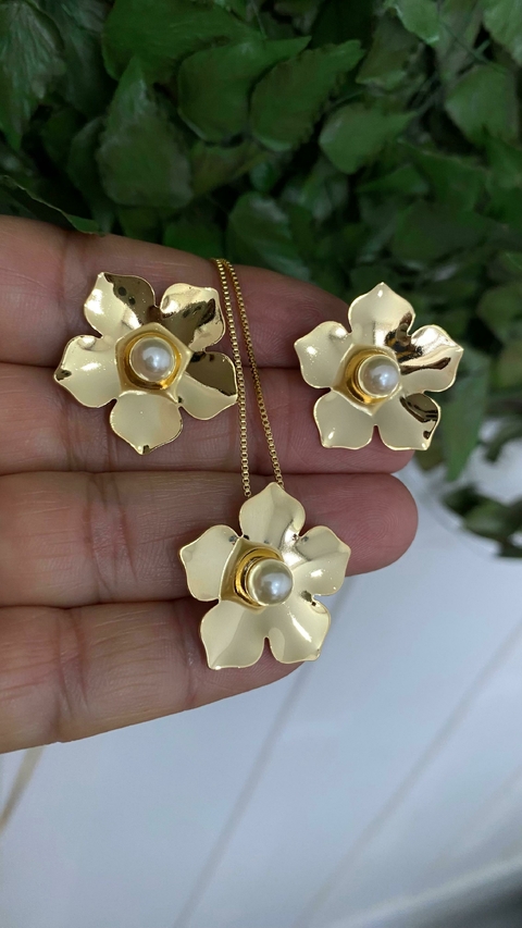 Conjunto quatro peças.