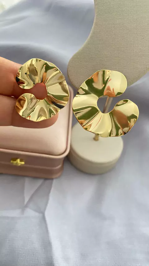 Cod 1280 Brinco médio, modelo minimalista.