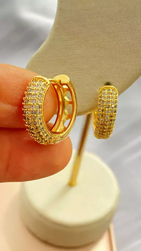 Cod 1029 Argola larga, frente e lateral em zircônios cravejadas.