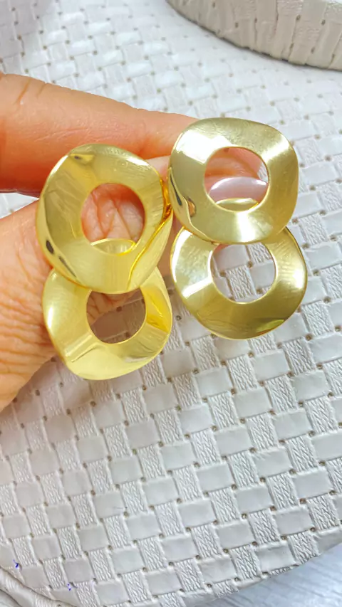 Cod 410. Brinco tamanho médio, duas argolas.