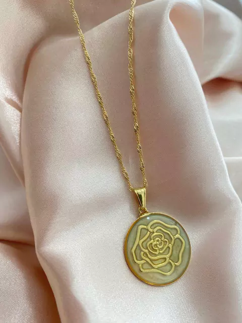 Cod 1060. Colar 50cm. Com pingente medalha flor.