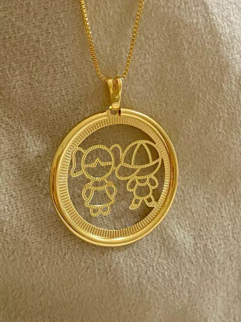 Cod 1164; Colar 45cm. Com pingente medalha vazada, menina e menino.