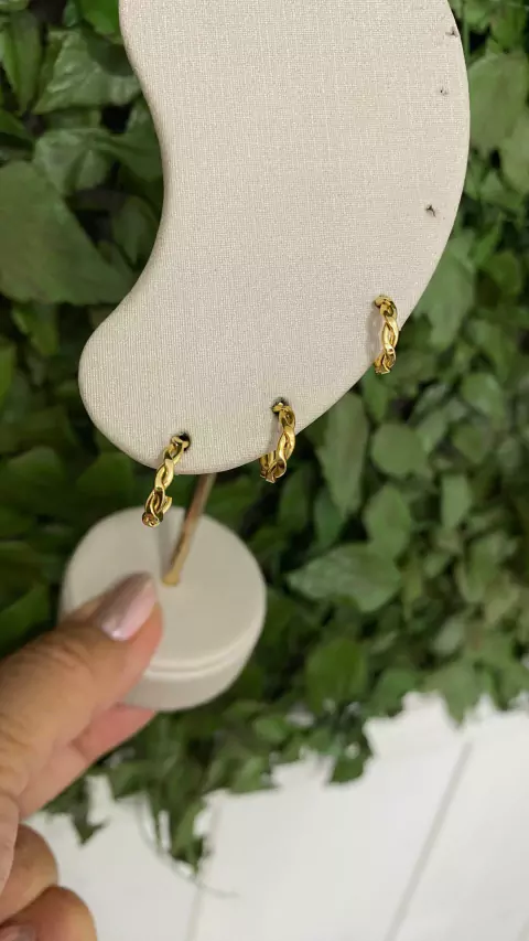 Cod 1152; Trio de argolinhas duas voltas, três tamanhos iguais.