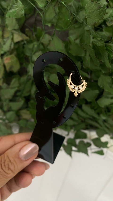 Cod 1050. Piercing coroa com três zagueiros.