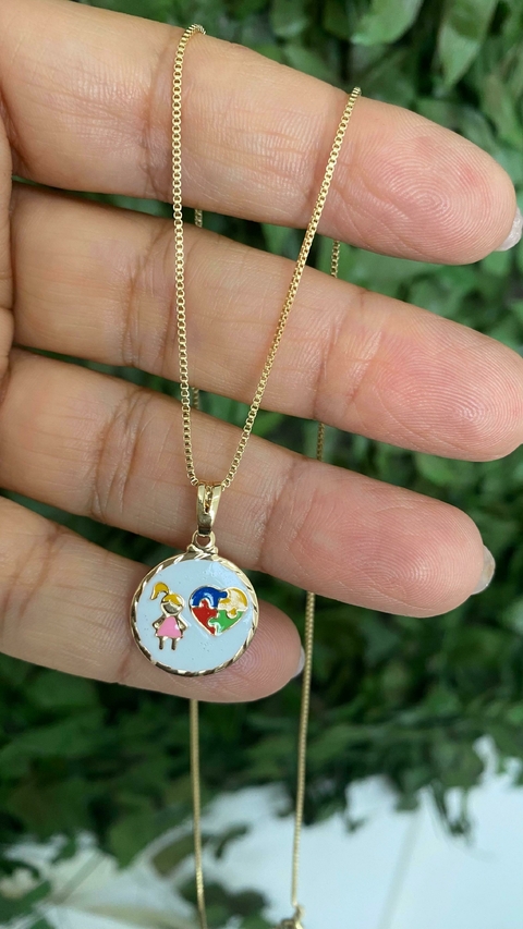 Cod 1112; Colar com medalha menina, autista do amor , corrente 45cm.