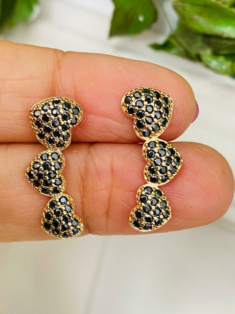 Cod; 64 Brinco Ear cuff três corações em zircônios pretas cravejadas .