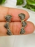 Cod; 64 Brinco Ear cuff três corações em zircônios pretas cravejadas . - Vânia Joias Folheadas