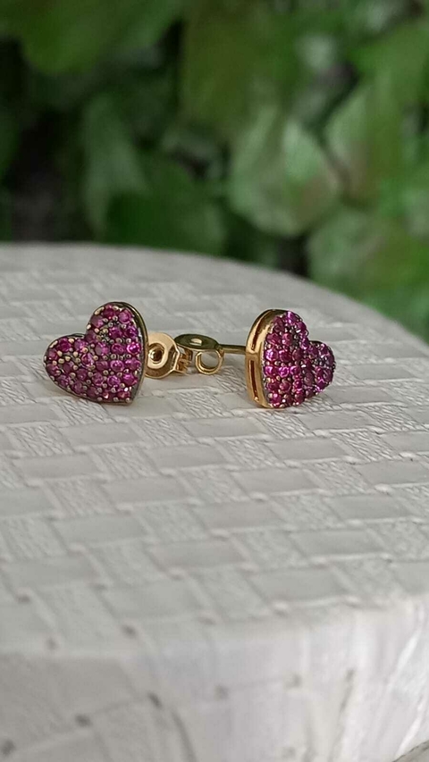 Cod 250; Brinco pequeno coração cravejado com zircônias cor rubi.