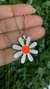 Cod 1104; Colar 45cm flor margarida com resina colorida.