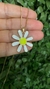 Cod 1104; Colar 45cm flor margarida com resina colorida. - loja online