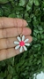 Cod 1104; Colar 45cm flor margarida com resina colorida.