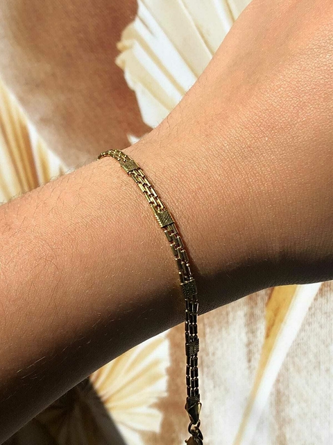 Cod 1325; Pulseira tripla toda trabalhada 18cm .