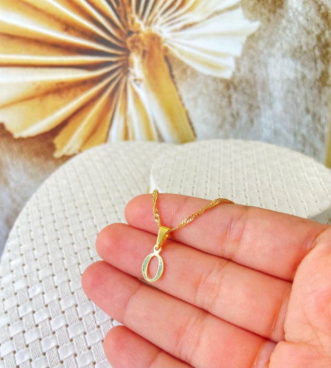 Cod 1332; Colar 50cm. Com pingente letra O.