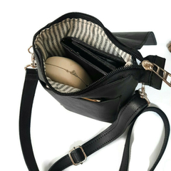 Juntas: Bandolera Flavia negro liso + Billetera mini croco negro