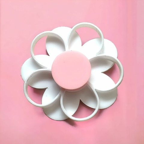 APLIQUE FLOR BRANCA VAZADA DE ACRÍLICO (3 CM) - 1 UNIDADE