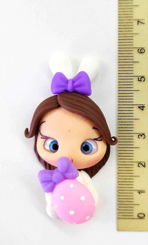 APLIQUE BONEQUINHA BISCUIT BRANCA COM OVINHO ROSA - 1 UNIDADE