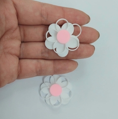 APLIQUE FLOR BRANCA VAZADA DE ACRÍLICO (3 CM) - 1 UNIDADE na internet