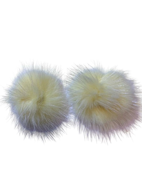 APLIQUE MEIO POMPOM PELÚCIA AMARELO BEBÊ (4 CM) - 2 UNIDADES
