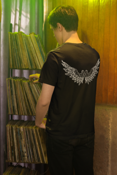Camiseta T-shirt Another Wings Preta (REPOSIÇÃO, NOVOS TAMANHOS NO ESTOQUE!)