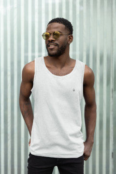 Regata Masculina Branca Minimalista - comprar online