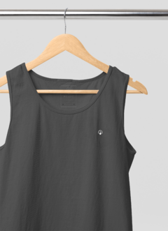 REGATA FEMININA CINZA CHUMBO MINIMALISTA - comprar online