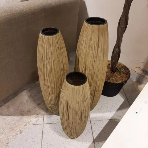 Jarrones tonos tierra.