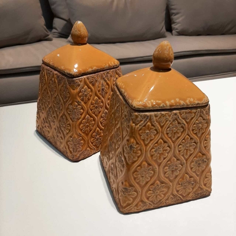 Portavelas con tapa. Cerámica con bajorrelieves.