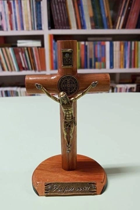 Crucifixo de Mesa 12 cm Ouro Velho - comprar online