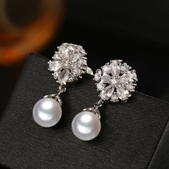 Brincos floral com pérolas semi joias Flora - Rebeca Noivas Rec