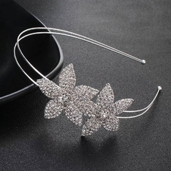 Tiara com flor dupla em strass banhado a prata flora - comprar online