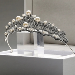 Coroa Com Pedrarias e Pérolas Mylly Banhado á Prata