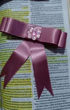 Laço de cetim Chanel duplo com miolo floral