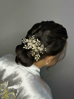 Arranjo Grinalda de pente floral dourada com pérolas LOVE - comprar online