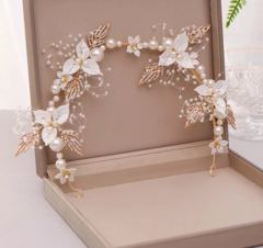 Arranjo Grinalda Tiara Floral Branca com Pérolas Helda