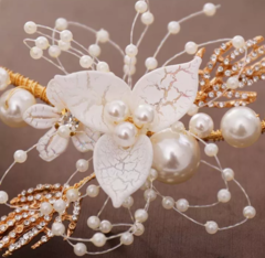 Arranjo Grinalda Tiara Floral Branca com Pérolas Helda - comprar online