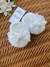 Sapatinho de Tricot com laço de Organza bordado com pérolas e Florzinha de Rococó - loja online