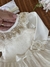Vestido de Trico com tapa fralda - Marfim - ENCANTOS D´MARIA ACESSÓRIOS E CONFECÇÕES LTDA.