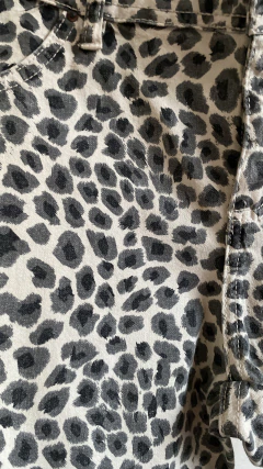 Calça animal print na internet