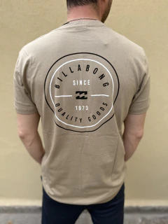 REMERA ALGODON BILLAGONG 1973 UNISEX - Fashion Lovers