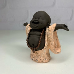 Buda em Resina 10cm Feliz - Coral - MARA ROCHA DECORAÇÃO
