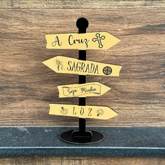 Imagem do Setas de Mesa MDF 25cm - A Cruz Sagrada Seja Minha Luz (Amarelo)