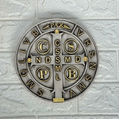 Medalha de São Bento em Gesso - Marfim e Dourada na internet