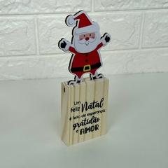 Enfeite Madeira Natalino Pinus e aplique Papai Noel - "Um Feliz Natal,,." na internet
